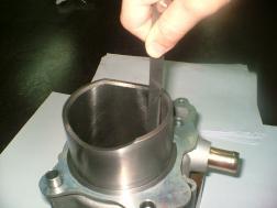 7. CYLINDER/PISTON To this chapter contents Check cylinder if warp.