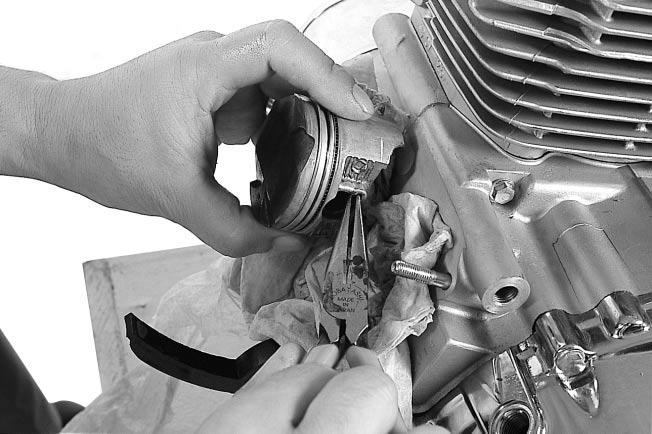 Remove the rear cylinder head and cylinder with the same manner of the front cylinder head and