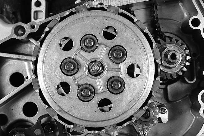 3-43 ENGINE Install the clutch pressure plate 1, clutch springs and clutch spring mounting bolts. Hold the primary drive gear nut and tighten the clutch spring mounting bolts in a crisscross pattern.