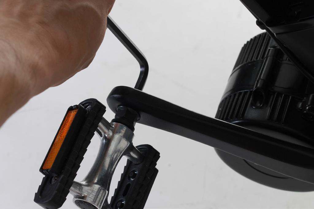 The right side pedal is a right hand thread, it will tighten by turning clockwise (normal).