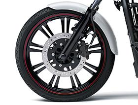 reduce engine vibration at all speeds GOING AROUND AND STOPPING The Vulcan 900 Custom has handcrafted spoke style cast wheels shaped to form an elegant 3D double flanged design, appointing the Vulcan