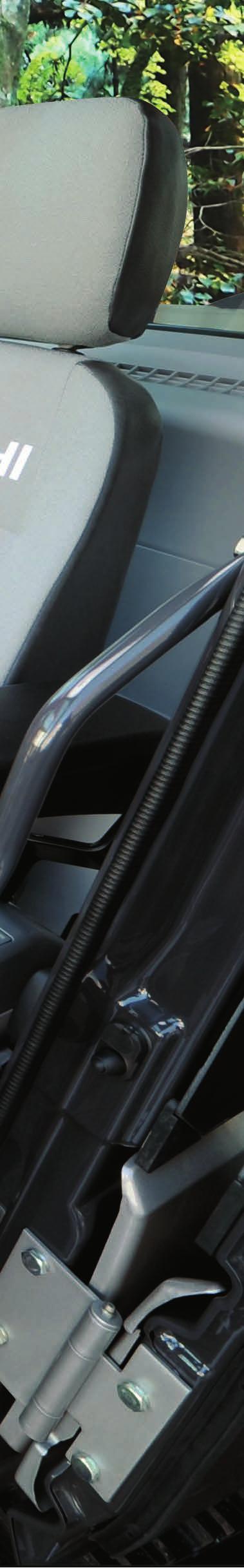 The new door pillar is shifted rearward by 70 mm to widen an entry space