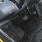 visibility. With the lowered position of 3-stage mast center cylinder and the tilt stay, plus the inclined backrest, front visibility is improved, and blind spots are reduced.