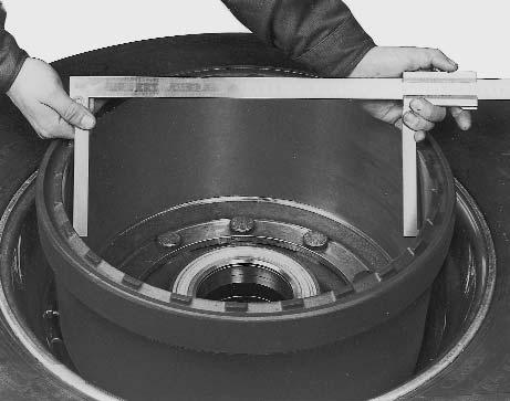 Brake drum cleaning: The brake drum may only be cleaned using a dry cleaning material. Liquid cleansers, high-pressure cleaners or machine cleaning are not permitted.