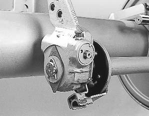 Brake lining wear indicator On the slack adjuster the camshaft has a milled groove and a slip-on indicator for visual checking of the brake