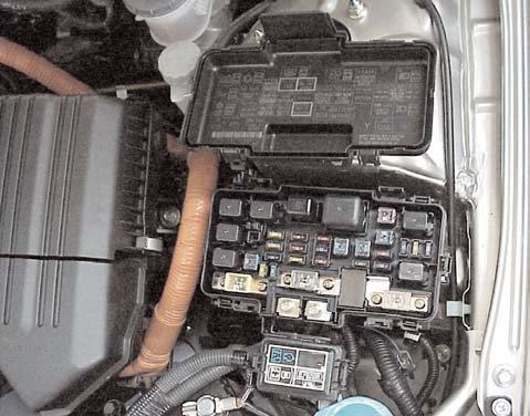 The underhood fuse box is in the engine compartment, on the driver s side. 12 V Battery Under-hood Fuse Box 2.