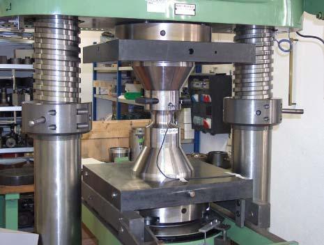Mounting Type 9588A3 tapered flanges improve force application while reducing at FS max the pressure on the bed of the press to a