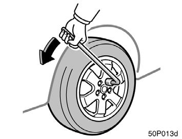 When installing the jack box, align the arrows on the jack box with the ones on the body. Blocking the wheel 50p011b Loosening wheel nuts 50p013d 2.
