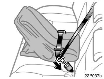 22p045d Do not install a child restraint system on the rear seat if it interferes with the lock mechanism of the front seats.
