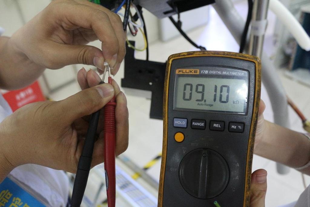 16.3.4 Open or short circuit of temperature sensor diagnosis and solution (E4/E5/F1/F2/F3) Error Code E4/E5/F1/F2/F3 Malfunction conditions If the sampling voltage is lower than 0.