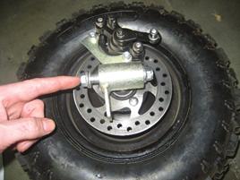 Remove the kingpin bolt from the axle hub Pic.