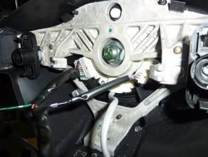 8 Once airbag module is unclipped, temporarily support it to one side of steering wheel centre whilst