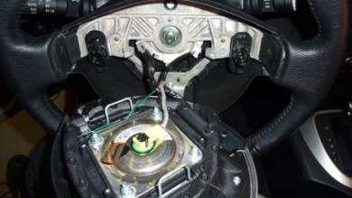 15 Re-fit yellow harness connector to driver's airbag module and white electrical connectors (x2) to spiral cable assembly. Ensure harness connectors are correctly locked.