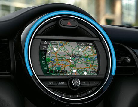 5" screen with real time traffic information, automatic online map updates, extended MINI Connected services and Apple CarPlay. 2 MINI CONNECTED MEDIA.