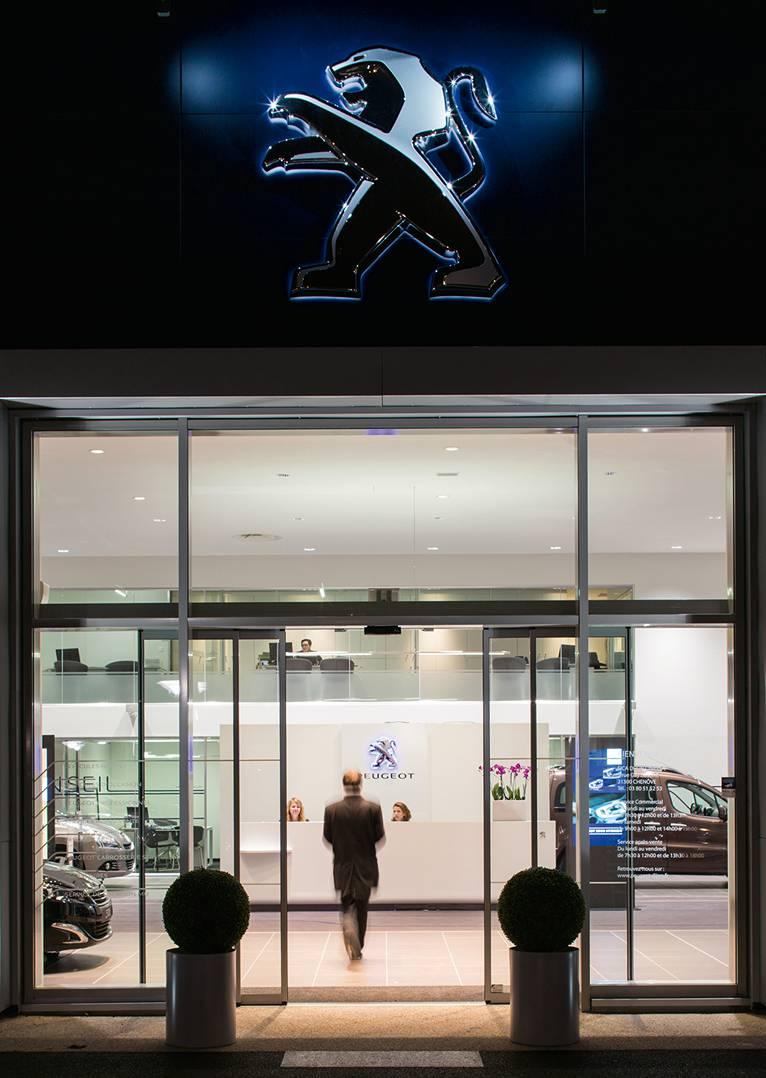 NETWORK AND SERVICES When you choose PEUGEOT, you have the reassurance of knowing that your vehicle has been designed and built to give you years of worry free motoring.