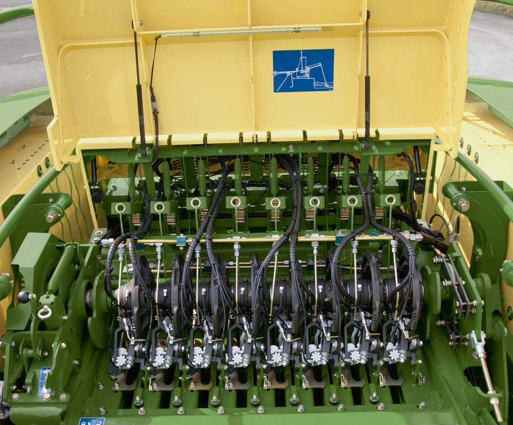 The knotter A world first: 8 double knotters for highest bale densities Patented knotter system with 8 double knotters warrants dependably tied bales of maximum densities Standard knotter fan