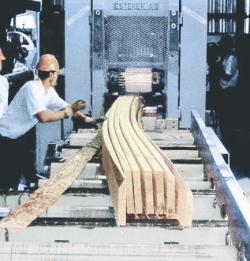 7 Precisely controlled electrohydraulic linear axis in curve saws ensures accurate cuts. The art of cutting curves 3D-Scan-Data Curve or shape saws are used for the efficient processing of bent logs.