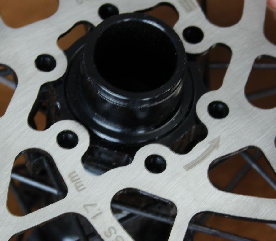 2 Place the disc on the hub mounting surface.