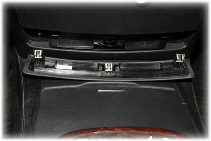 Shut off the ignition. Detach the faceplate below the drawer (see picture 1). (The faceplate is plugged in.