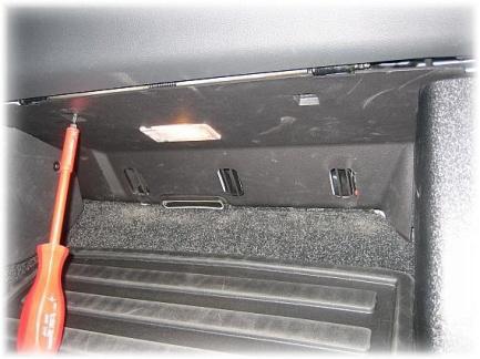 The required connector plug (picture 4) is located at the front end of the radio device, left hand in driving direction. Detailed description: Shut off the ignition.