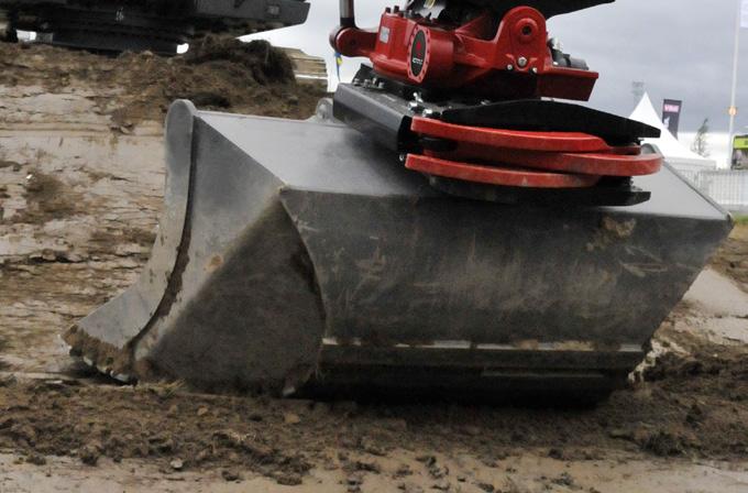 bucket s upper edge. Smooth digging motion with a progressive excavation radius that cuts ground easily.
