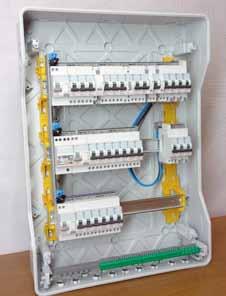 IP 2X insulated terminal blocks can be fixed directly on the rails in the Plexo3 cabinet, or on a 12 x 2 bar.