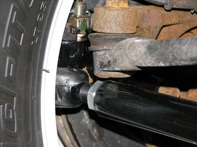 Draglink adjustment. At full turn to the right, the draglink tie rod end, shown in the above picture, may contact the tie rod depending on the rotation of the draglink.