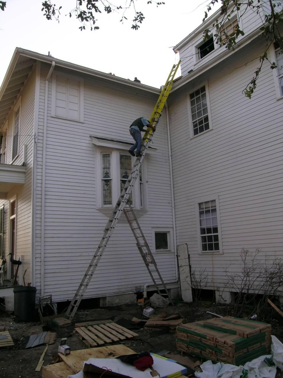 This is the incorrect way to use extension ladders.