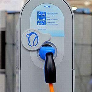 800V CHALLENGES Infrastructure DC charging standard available But no stations >