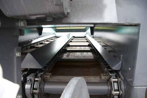 This is assured by the particularly wear-resistant design of the conveyor bottom plates and of the return pulleys for the conveyor chains.