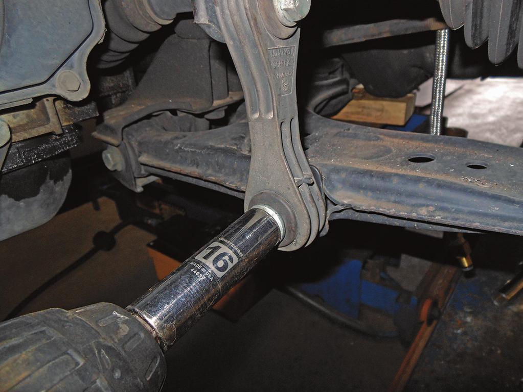 Air Lift Performance 4. Reinstall the stabilizer end link to the control arm (Fig. 23). Torque to 30Nm (22 lb.-ft.). fig. 23 5. Fully compress the suspension using a jack.