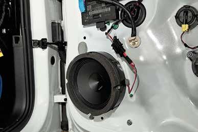1 Secure the speaker using the fastening screws provided with the KIT