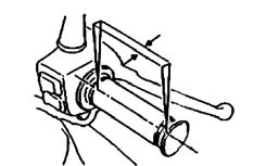 РЕГУЛИСАЊЕ ХОДА РУЧИЦЕ ГАСА Правилан ход омогућава да се ручица гаса окреће 2 6 мм. Одврните стезну матицу, затим окрените матицу за регулисање и регулишите.