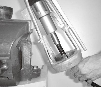 If you do not stop rotating the handle even after the pusher reaches the die, the tool may crash. Do not take your hands off the handle abruptly.