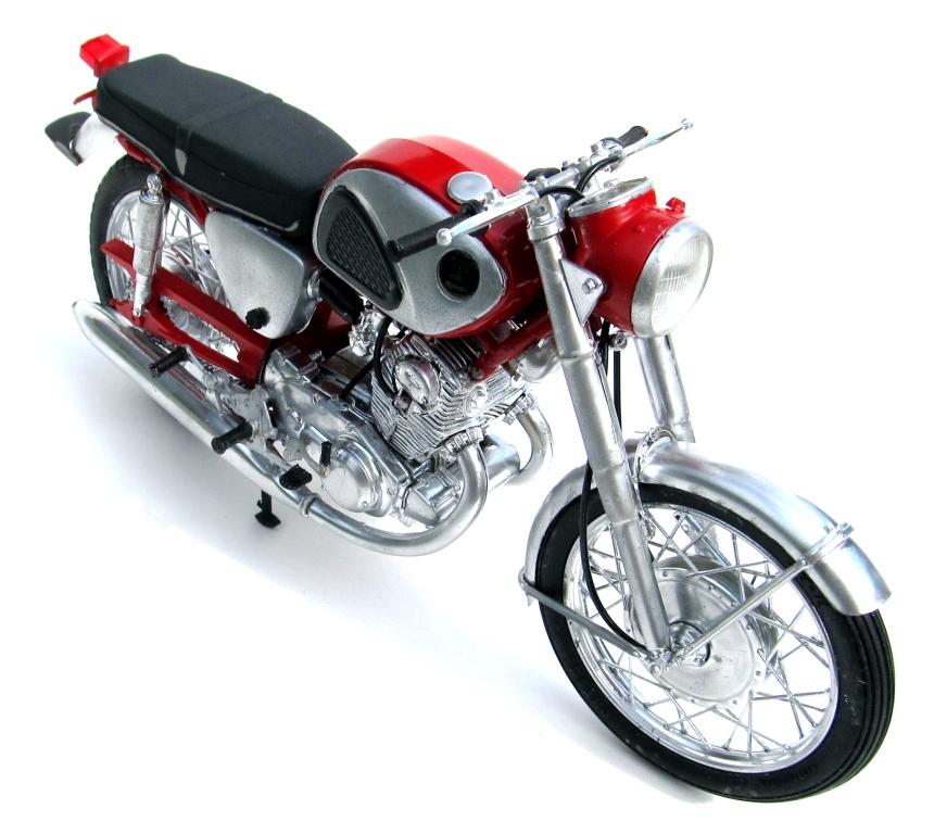 Right On Replicas, LLC Step-by-Step Review 20151205* Honda Super Hawk Motorcycle 1:8 Scale Revell Model Kit #H-1233 Review The Honda CB77, or Super Hawk, was a 305 cc straight-twin motorcycle