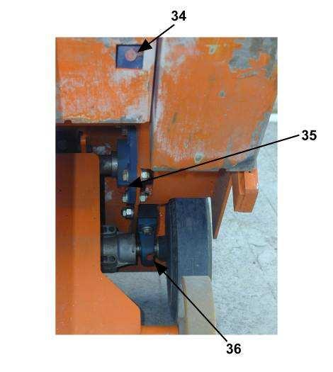 To adjust the belts tension, loosen the nut (32) with the 36mm spanner. Then tighten the belts by turning the screw (33) (clockwise: increases belt tension). Then retighten the nut (32).
