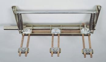DESCRIPTION The PTE earthing switch has three pairs of earthing pins which are mounted on a hinged crossbeam. They are connected by a short-circuiting bar located inside the crossbeam.