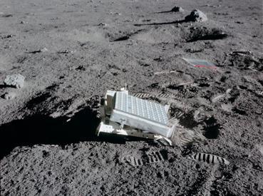 Captures samples from up to 1 m; provides more accurate strength measurement of subsurface. Measures variations in the strength of the Moon s magnetic field.