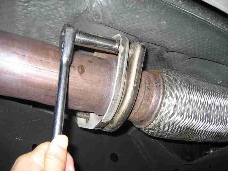 6) Remove the tailpipe section from the vehicle by lifting the tailpipe over the rear axle and backwards under the