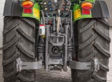On steep slopes in particular, the Fendt swinging power lift has proven its worth, as it is linked in front of the rear axle and provides