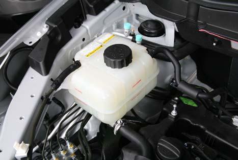 211201 087 2) Leak Test A. Release the pressure in the system by loosening the pressure cap of the coolant reservoir slightly. Then, remove the pressure cap completely.
