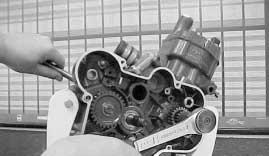- Using the special tool (part number 00G05300011), fitted to the flywheel, block the crankshaft from