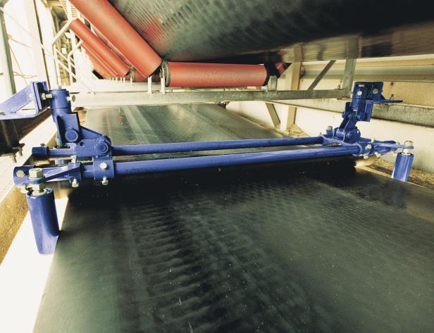 Trellex Reversible Belt Conductor puts an end to mistracking on bi-directional conveyors Solving chronic manintenance problems The greatest problems with mistracking belts normally appear on