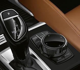 [ 09 ] BMW Individual kožený volant v športovom dizajne s drevenou aplikáciou sa výborne