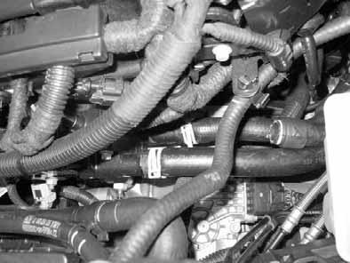 () Engine/heat exchanger hose group mounted () Centre section of hose group (without function) () Connection piece on engine outlet Connection to engine