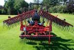 Foldable side wings can be added to the standard Verti-Comb 1800 model converting it into the model 4000 (4.0m working width).