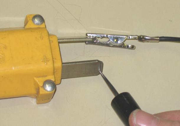 a. Connect tester clip to negative (-) blade and the probe to positive (+) blade (Figure 2). CIRCUIT SHOULD BE COMPLETE. If not complete, first check the DC fuse link.
