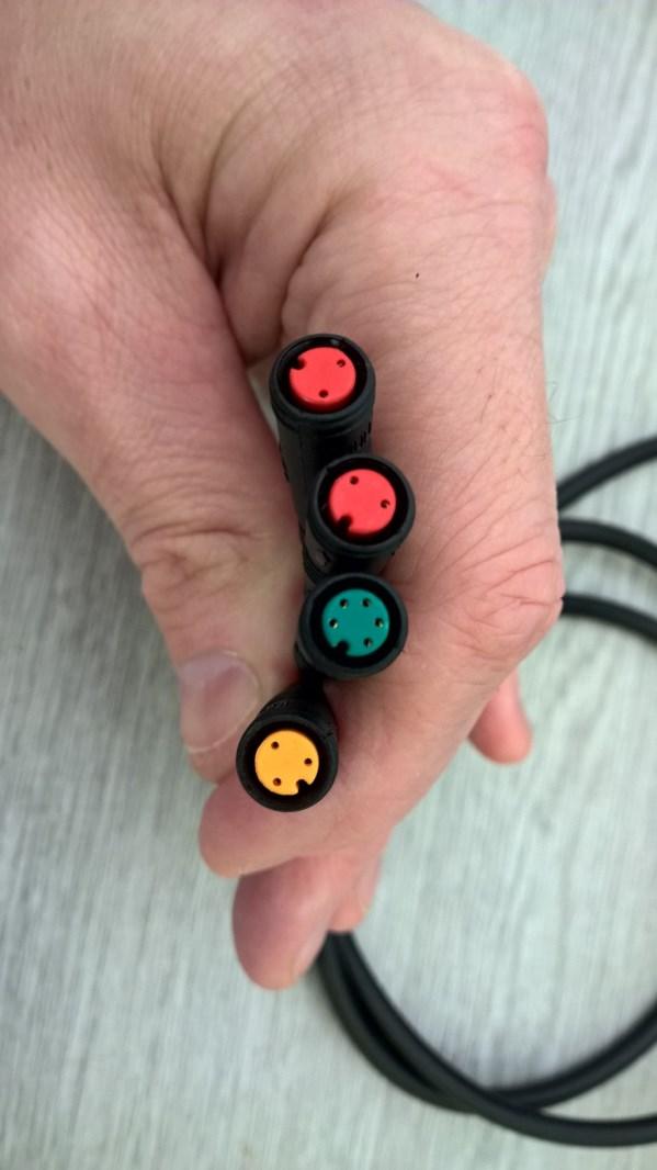 There are arrows on each connector which indicate how to line them up, see photos below.