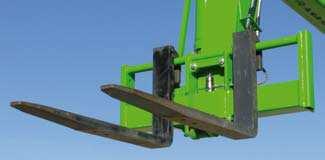 A standard doubleacting hydraulic service with quick coulings is fitted on the boom for the owering of hydraulic attachments (Fig. 3).