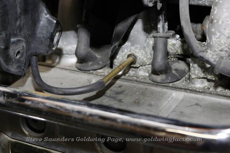 ------------------------------------------------- These three pictures show the Goldwings left side manifold. No screw here, just pull the hose off and connect the hose from your second carb gauge.